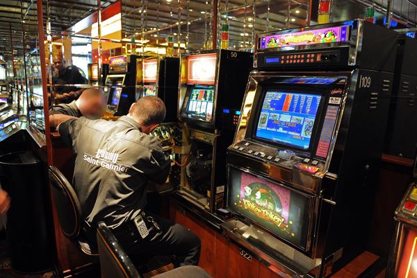 Les sociétés exploitantes demandaient la suspension de l’exécution des arrêtés du préfet du Rhône et de la préfète de la Loire en ce qu’ils interdisent aux casinos d’accueillir du public pendant une période de quinze jours.