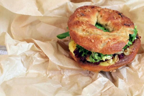 La Normandie rencontre le Canada avec ces bagels au Camembert et au Pommeau saupoudrés de sucre d'érable et de canneberge.