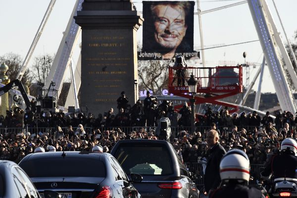 L'idée d'ériger une statue en hommage à Johnny est née dans le bus qui ramenait les fans ardéchois après les obsèques parisiennes du 9 décembre. 