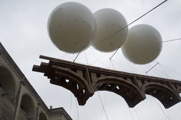 Un pont volant en carton suspendu dans les rues d'Amboise (Indre-et-Loire)-  19 mai 2019 
Ses mensurations  : 18 mètres de long, 2 mètres d'épaisseur et 3,20 mètres de hauteur . Son poids : 250 kilos.