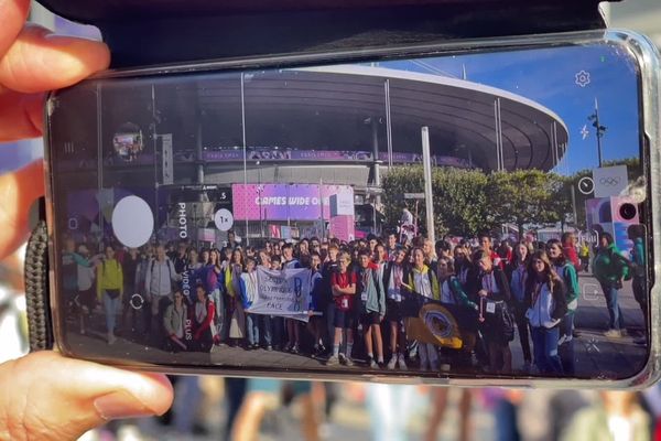 La photo de groupe devant le Stade de France.