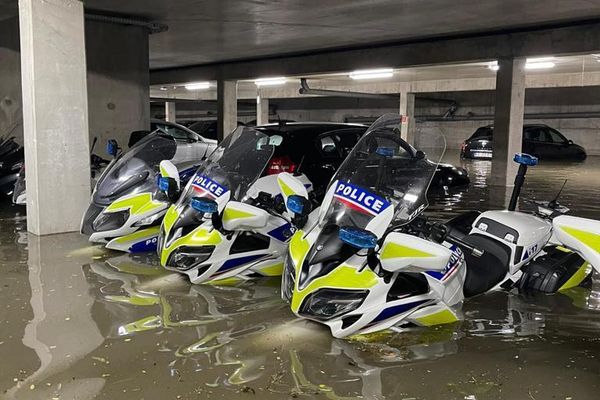 Des motos de police sous les eaux en Seine-et-Marne