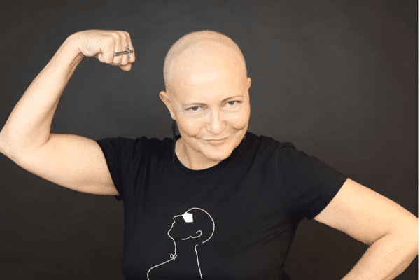 Solange, attente d'un cancer à 55 ans, est désormais membre du Gang des cranes rasés, "pour rendre aux autres femmes malades ce qu'elle reçu".