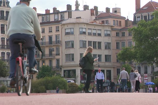 Au lendemain d'une soirée électorale mouvementée, les Lyonnais sont mitigés sur les conséquences de la dissolution de l'Assemblée Nationale.