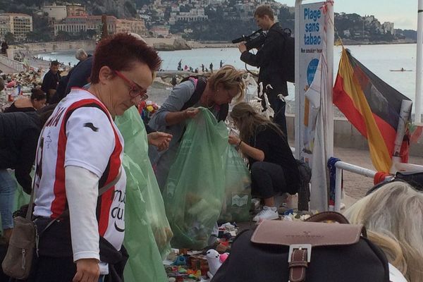 De nombreux bénévoles ont déplacé les objets de la promenade des anglais vers le mémorial du kiosque à musique.