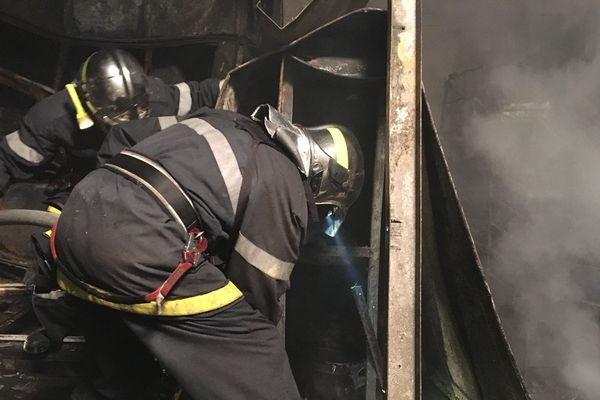 Les pompiers ont été appelés à 19h13, le feu a été éteint deux heures plus tard.