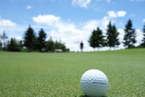 Depuis jeudi 12 mars, le golf de Biéville-Beuville est fermé. La petite commune près de Caen est classée "cluster".