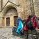 Des sacs à dos de pélerins en marche vers Saint Jacques de Compostelle à Saint Gilles (30)