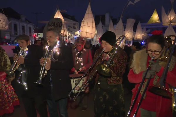 En musique, les 350 lanternes ont illuminé le centre ville.