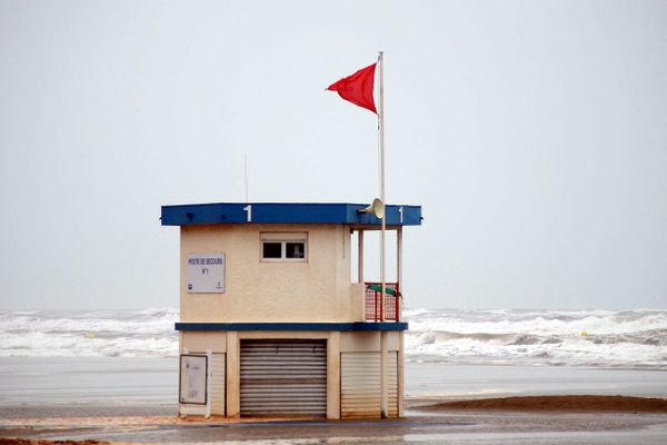 Le drapeau rouge, comme pour cette houle forte à Narbonne en 2016, devrait être hissé dans l'après-midi sur le littoral d'Occitanie. Archives