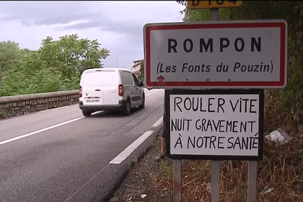 Panneau humoristique à l'entrée du hameau les "fonts du Pouzin"