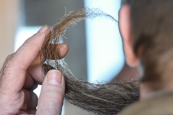 En Novembre, la fondation Movember invite les hommes à se laisser pousser la moustache afin de sensibiliser le grand public aux maladies masculines comme le cancer de la prostate. A Vichy, dans une clinique privée, des salariés ont décidé de participer à cette opération. Parallèlement, mercredi 29 novembre, un dépistage gratuit du cancer de la prostate sera proposé. (Photo d'illustration).