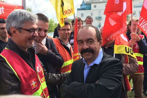 Le patron de la CGT, Philippe Martinez, entouré de militants caennais ce mercredi 25 avril.