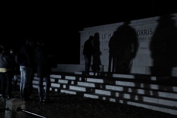 Les chasseurs de fantômes devant le mémorial du maquis de Lorris (Loiret)