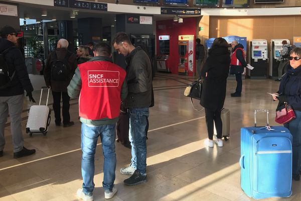 La gare de Dijon a été calme dans la matinée, le parvis de la gare était quasiment désert