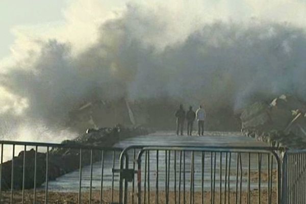 Des promeneurs imprudents arpentent les digues d'Anglet cette après-midi.