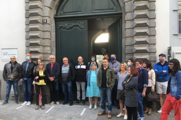 A Aurillac, des parents d'élèves et des enseignants se sont rassemblés afin de demander l'ouverture d'une nouvelle classe de 3ème ce vendredi 3 juillet.