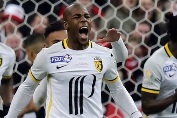 Djibril Sidibé célébrant son but contre le PSG en finale de la Coupe de la Ligue, le 23 avril.