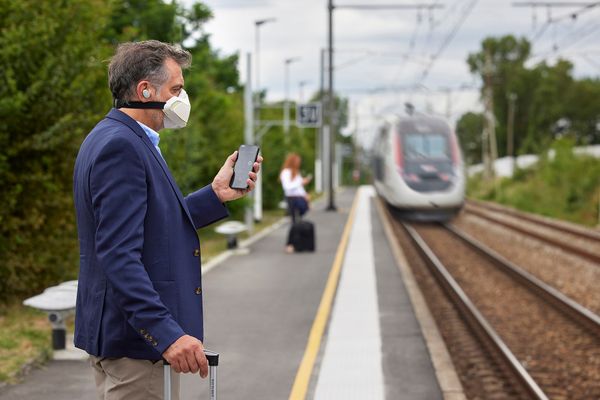 Conçu par une start-up de Toulouse, ce masque-casque silencieux permet de passer des appels audio et vidéo sans être entendu, ni déranger les personnes autour.