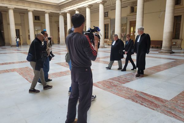 Arrivée de Nadine Oliveira entourée de ses avocats, Me Codognes et Me Fagniez