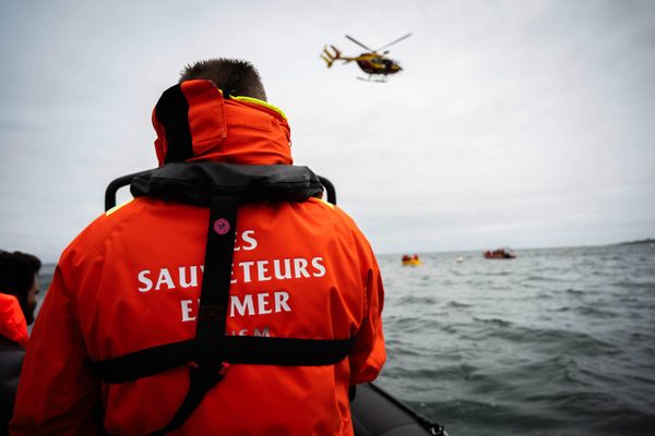 Les secours de la SNSM et de la Marine nationale sont intervenus au large de la Barfleur pour sauver quatre personnes en difficulté dans une embarcation lundi 11 novembre 2024.