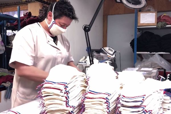 L'atelier Missegle produit 4 000 masques tricotés par jour, et 150 couturières bénévoles leur ajoutent les élastiques.
