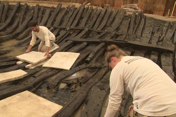 L'épave exhumée en bord de Garonne était conservée dans l'eau depuis 1300 ans ce qui explique son très bon état de conservation selon les archéologues de l'Inrap de Bordeaux.