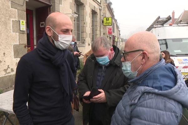 Stanislas Guérini (à gauche), délégué général de LREM, était ce vendredi 28 janvier en Creuse, en compagnie du député Jean-Baptsite Moreau (au centre).