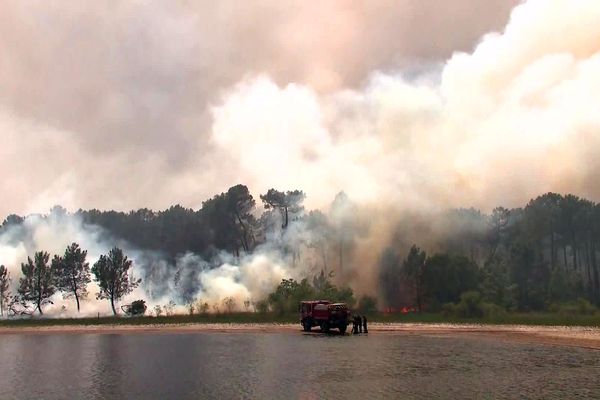 Un équipage des pompiers de l'Hérault, en renfort sur le front des incendies en Gironde, où plus de 20 000 hectares de forêt ont été ravagés.