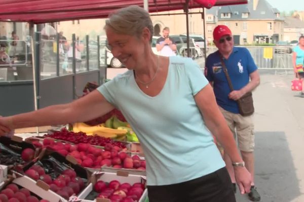 Elisabeth Borne était en visite au marché d'Aunay-sur-Odon dans le Calvados.