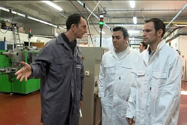 A droite, Sylvain Doniol et Benjamin Levallois, stagiaire en formation professionnelle de technicien de maintenance.