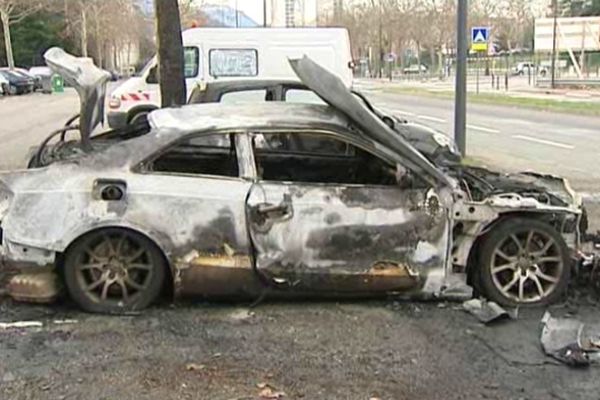 Une voiture incendiée pendant la nuit de la Saint-Sylvestre à Grenoble