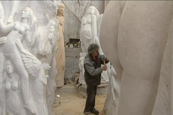 Le sculpteur Jean Chauchard dans sont atelier. 