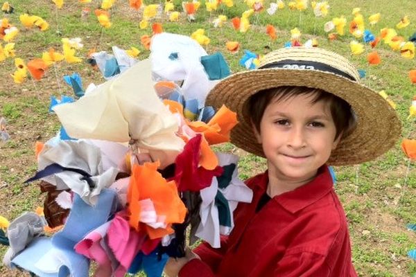 Hugo, 5 ans, peintre et jardinier d'un jour, à Authevernes