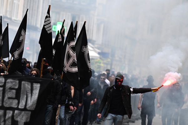 Des membres du groupe d'ultradroite "Comité du 9 mai" lors d'une manifestation autorisée le 6 mai à Paris.