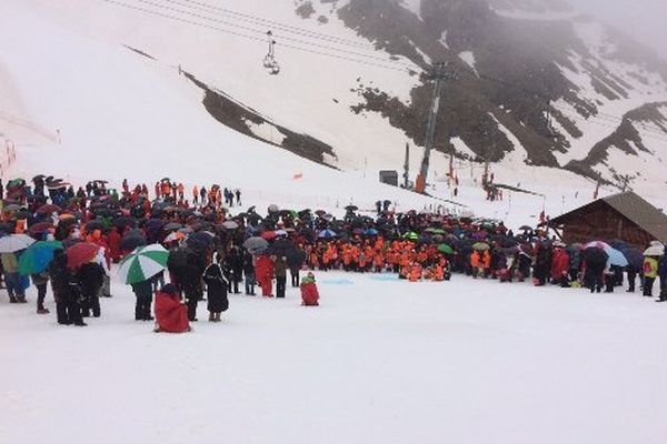 Des centaines de personnes rassemblées en hommage à Eléna