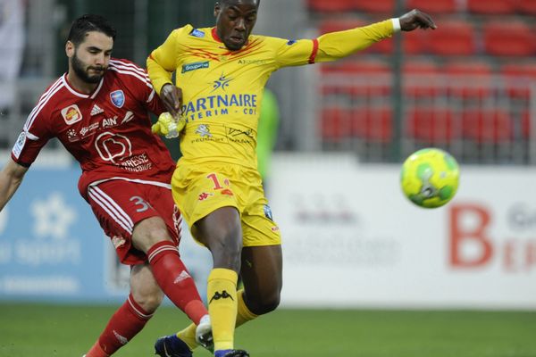 Orléans le Football Domino's Ligue 2 US Orleans contre FBBP Bourg en Bresse Peronnas Julien Fabri et Arthur Gomis (7 avril 2017)