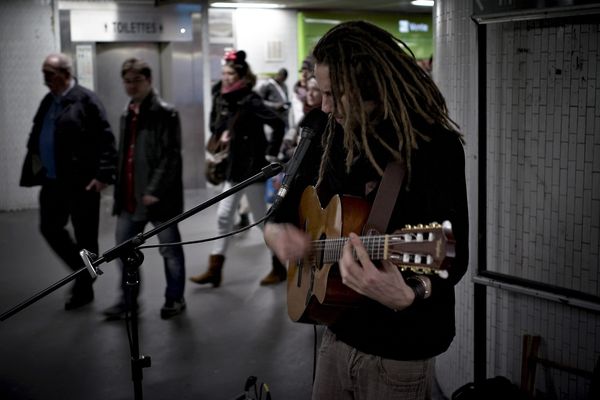 Un musicien dans le métro parisien