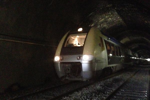 Un TER bloqué sur les voies près de la gare du Creusot après avoir percuté un rocher - 8 décembre 2017