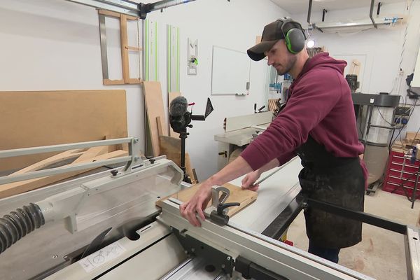 John Accary dispense des formations très pointues pour fabriquer des meubles en bois sur sa chaine Youtube