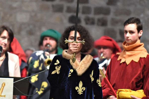 La remise de l'épée lors des fêtes de Jeanne d'Arc 2018. 