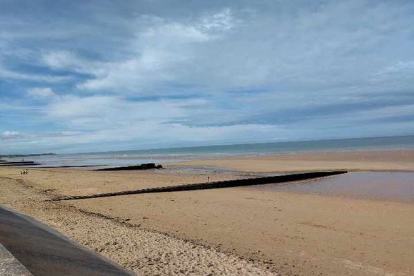 Nuages et clarté ce LUNDI à Ouistreham (14).