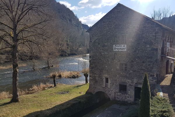 Le moulin de Braynant est le dernier moulin en activité sur la Sioule.