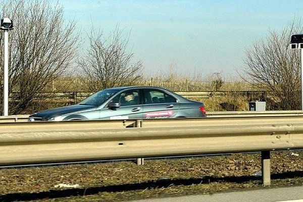 Les autorités avaient constaté fin mai que les radars-tronçons, qui utilisaient des caméras de type ANPR, ne parvenaient pas à reconnaître les plaques d'immatriculation personnalisées. 