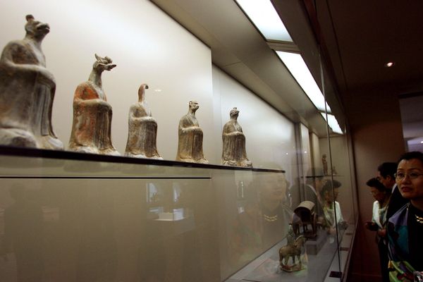 Statuettes dans une salle du Musée Cernuschi qui fait partie des Musées de la Ville de Paris  