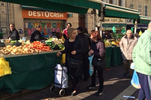 Les sacs plastiques sont encore monnaie courante au marché de Noailles dans le 1er arrondissement de Marseille. 