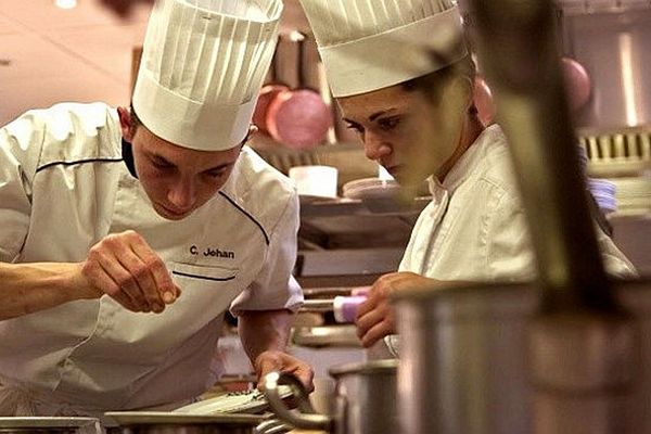 Des jeunes au travail sur le Sirha. Archives