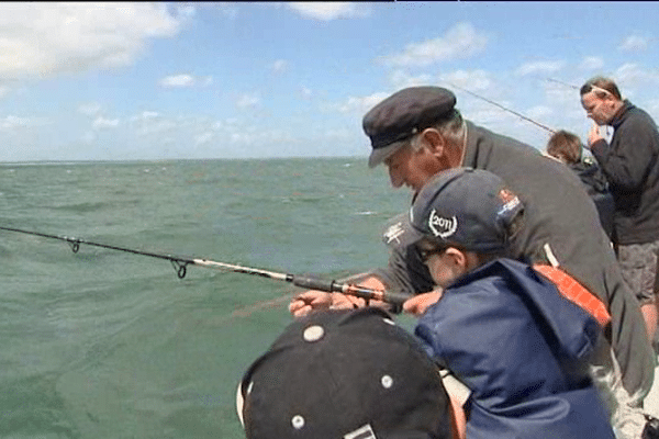 Petite leçon de pêche pour ces enfants de Donville dispensée par Michel Marie