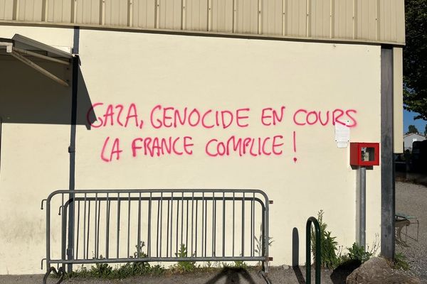 Des tags pro palestiniens ont été inscrits sur des bâtiments publics de Lavaur, dans le Tarn, déclenchant la fureur de son maire LR, Bernard Carayon.