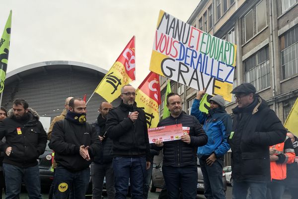 Le montant du chèque remis aux salariés de la gare de Lyon s’élève à 50 000 euros.